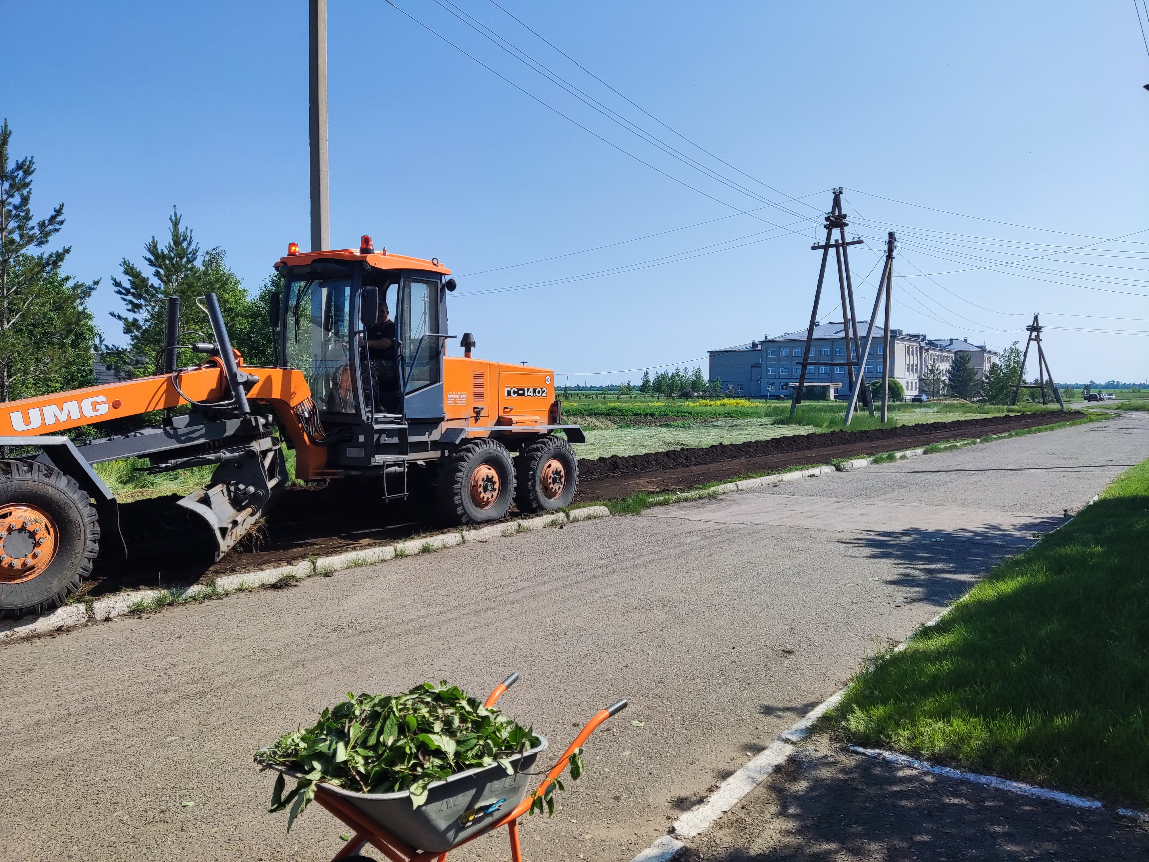 В селе Гальбштадт реализуют проект поддержки местных инициатив «Благоустройство тротуара».