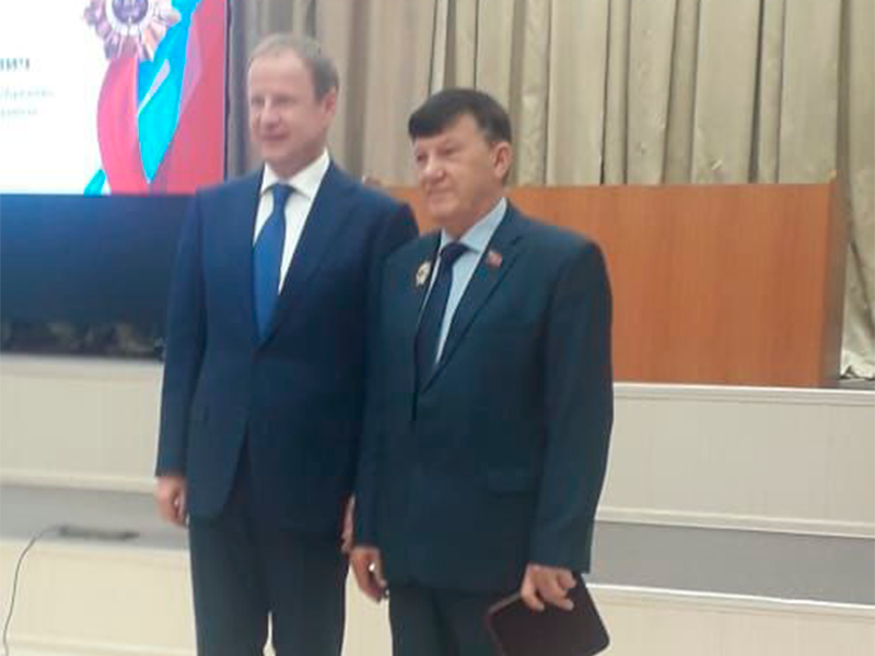 Петру Боосу и Федору Карпенко были вручены высокие награды Губернатором Алтайского края Виктором Томенко.
