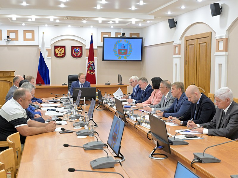 Губернатор Виктор Томенко обсудил с предпринимателями Алтайского края предложения по совершенствованию делового климата в регионе.