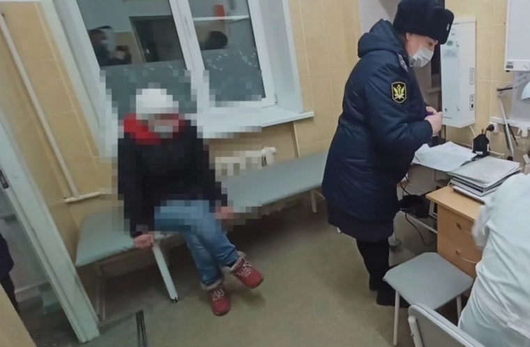 Судебные приставы доставили опасную пациентку в медицинское учреждение на лечение. Судебные приставы доставили опасную пациентку в медицинское учреждение на лечение.