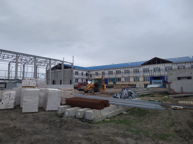 В строящейся школе в селе Орлово Немецкого национального района завершаются кровельные работы, идет отделка сайдингом. В строящейся школе в селе Орлово Немецкого национального района завершаются кровельные работы, идет отделка сайдингом.
