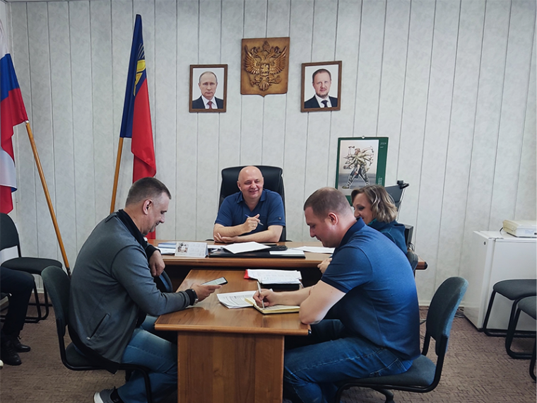 Глава Немецкого национального района Иван Гаас провел рабочее совещание на тему обращения твердых коммунальных отходов. Глава Немецкого национального района Иван Гаас провел рабочее совещание на тему обращения твердых коммунальных отходов.