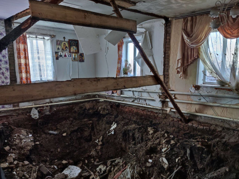 один из разрушенных паводком домов в селе Шумановка Немецкого национального района. один из разрушенных паводком домов в селе Шумановка Немецкого национального района.