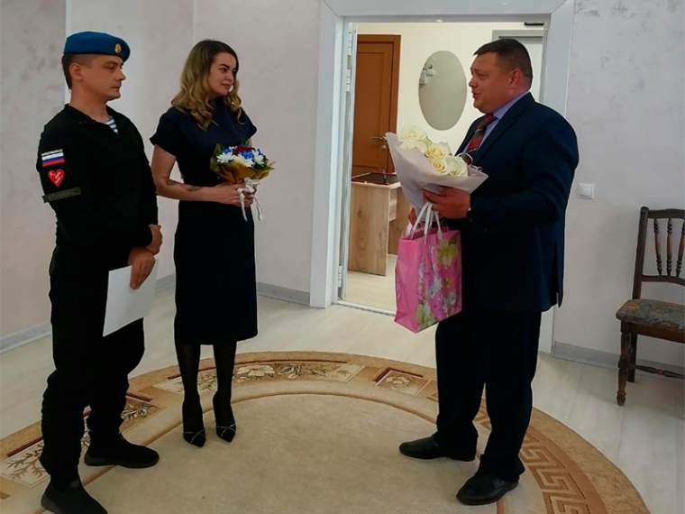 В Немецком национальном районе поздравили участника СВО с Днем бракосочетания. В Немецком национальном районе поздравили участника СВО с Днем бракосочетания.
