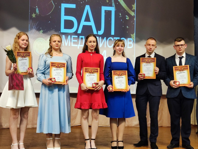 Глава Немецкого национального района Иван Гаас провел бал медалистов. Глава Немецкого национального района Иван Гаас провел бал медалистов.