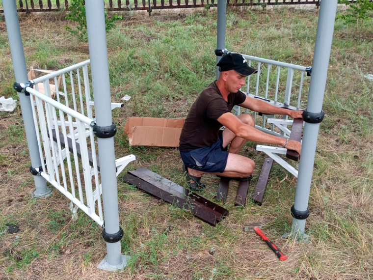 В селе Николаевка начали монтировать современную детскую площадку. В селе Николаевка начали монтировать современную детскую площадку.