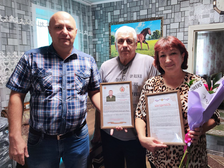 Глава Немецкого национального района Иван Гаас вручил Благодарность родителям Владимира Оськина - участника СВО из Редкой Дубравы. Глава Немецкого национального района Иван Гаас вручил Благодарность родителям Владимира Оськина - участника СВО из Редкой Дубравы.