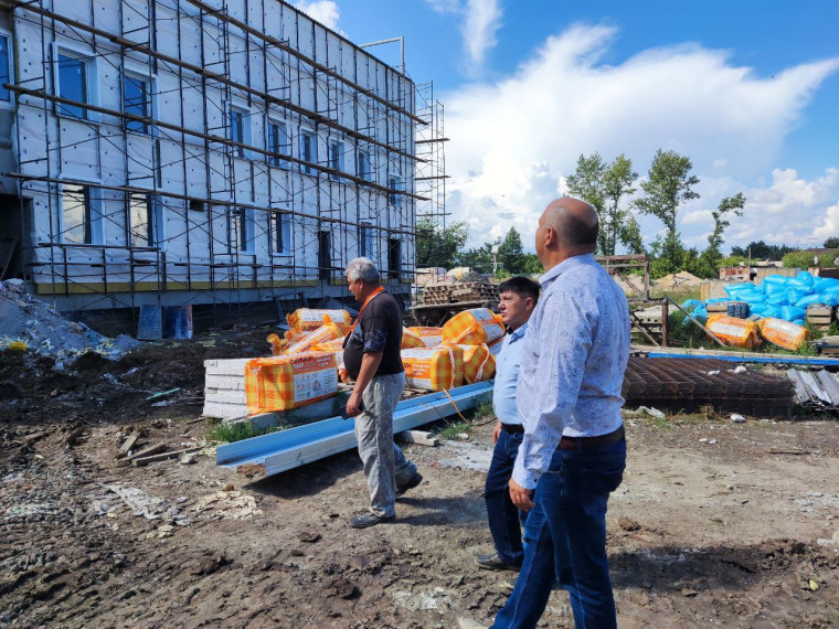 Глава Немецкого национального района Иван Гаас и депутат АКЗС Петр Боос побывали с рабочим визитом на строящейся школе в селе Орлово. Глава Немецкого национального района Иван Гаас и депутат АКЗС Петр Боос побывали с рабочим визитом на строящейся школе в селе Орлово.