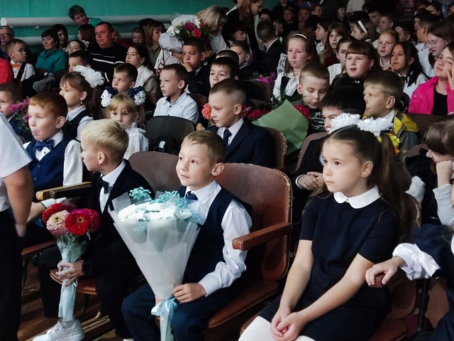 В День знаний Глава Немецкого национального района побывал в Кусакской школе, поздравил коллектив и учащихся с новым учебным годом. В День знаний Глава Немецкого национального района побывал в Кусакской школе, поздравил коллектив и учащихся с новым учебным годом.