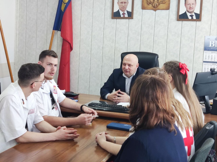 Глава района Иван Гаас встретился с представителями студенческого отряда «Время», участниками Всероссийской акции «Снежный десант».. Глава района Иван Гаас встретился с представителями студенческого отряда «Время», участниками Всероссийской акции «Снежный десант»..
