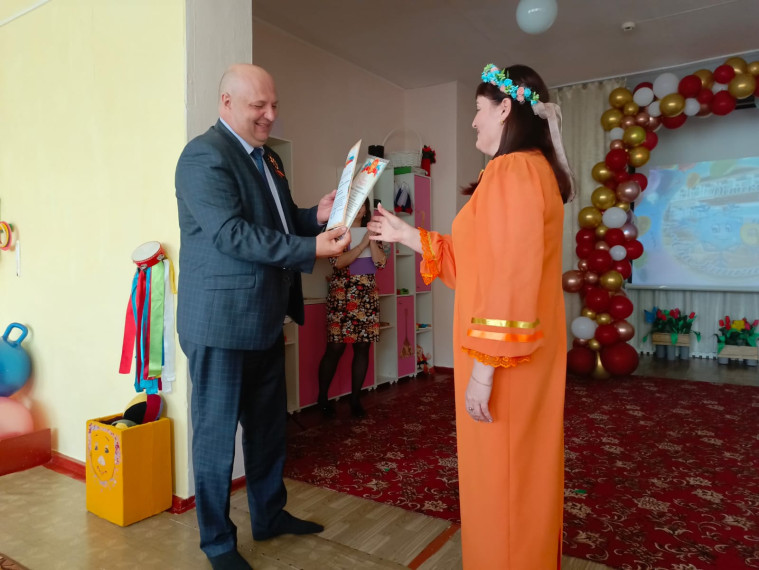Глава Немецкого национального района поздравил коллектив детского сада села Кусак с 50-летним юбилеем учреждения. Глава Немецкого национального района поздравил коллектив детского сада села Кусак с 50-летним юбилеем учреждения.